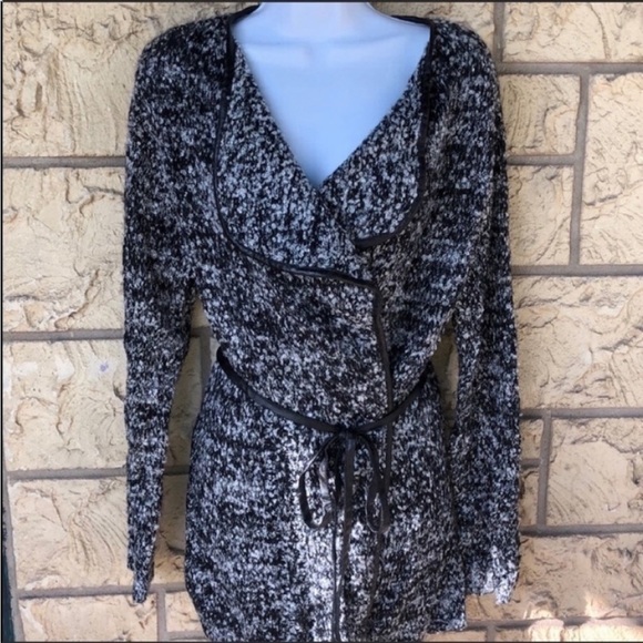hem & thread wrap cardigan vegan leather trim tweed
Size Large
New NWOT - Picture 11 of 12